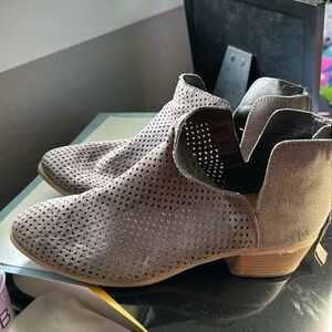 Dolcetta ankle booties 8.5 size with back zipper